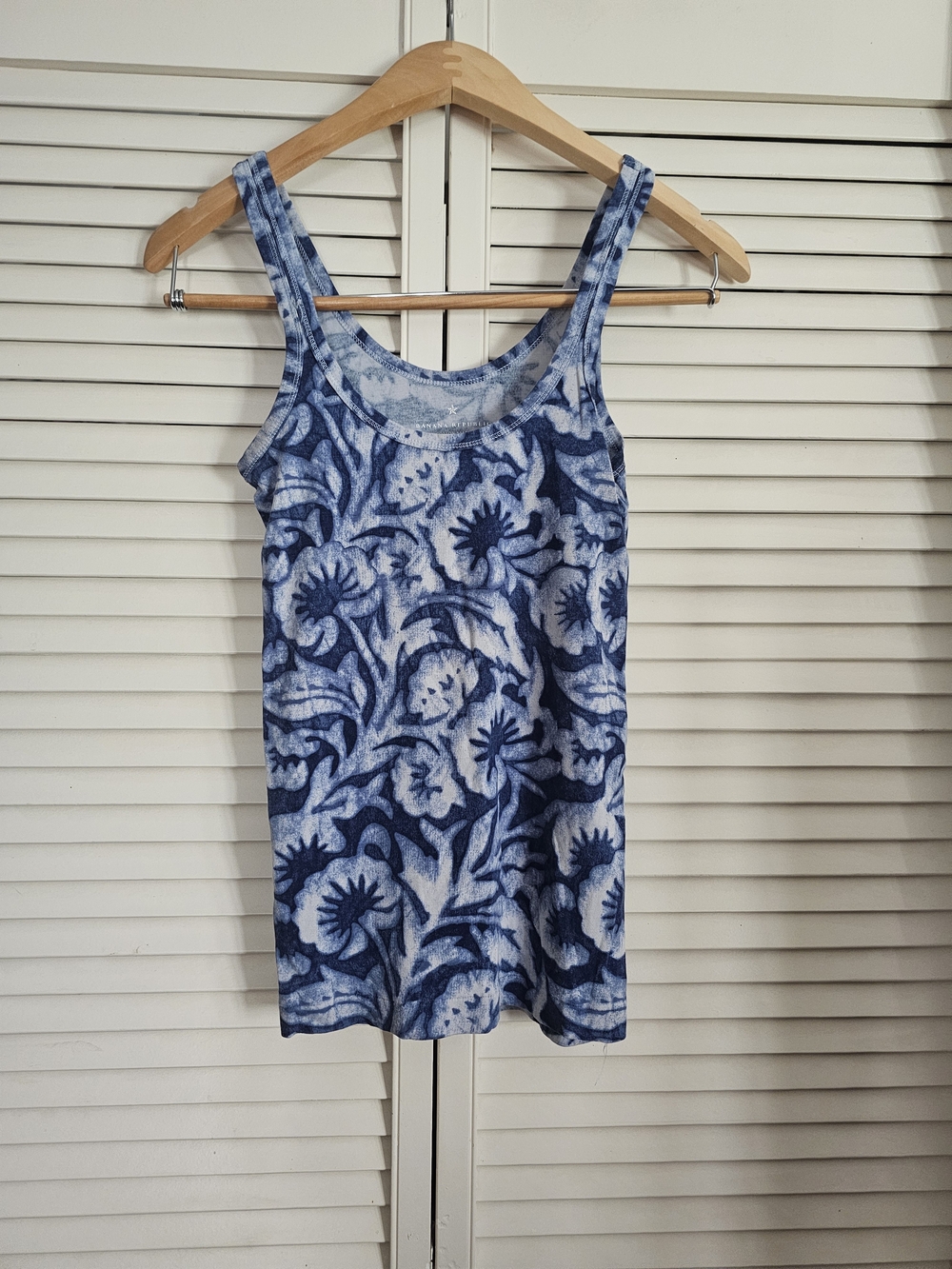 Banana Republic Blue Floral Scoop Neck Tank